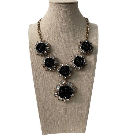 Elegant Floral Rhinestone Pendant Necklace - Picture 2 of 6